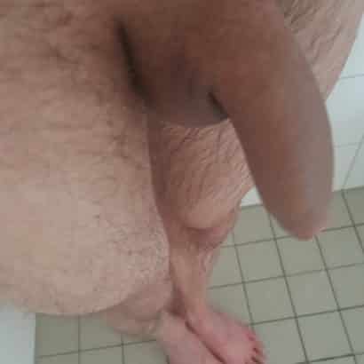 schlaffer Penis in der Dusche
